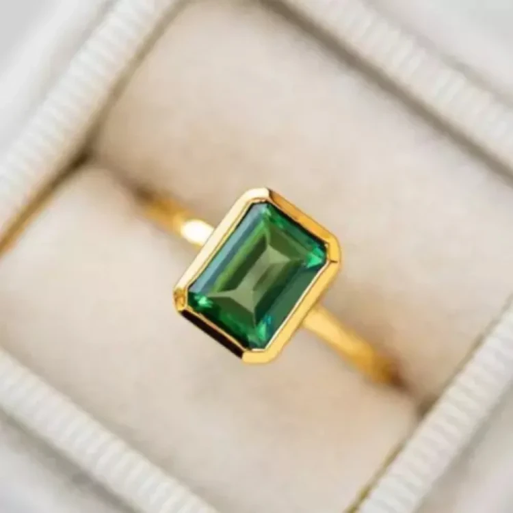 Кольцо Jade с изумрудом в золочёном серебре