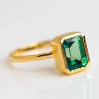 Кольцо Jade с изумрудом в золочёном серебре