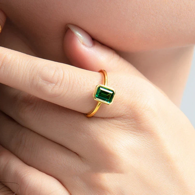 Кольцо Jade с изумрудом в золочёном серебре